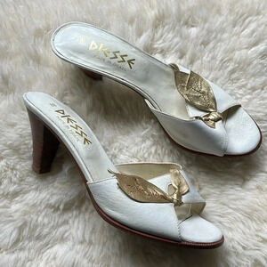 White w/ gold leaf peep toe mule heels. Size 8 made in Brazil vintage beauties.